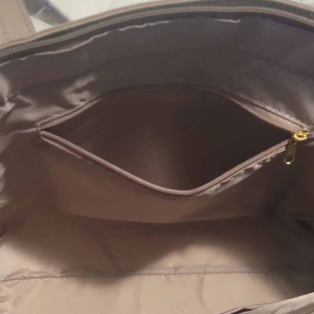 Loulu Two-Tone Tote Bag in Cream and Taupe - Picture 7 of 8